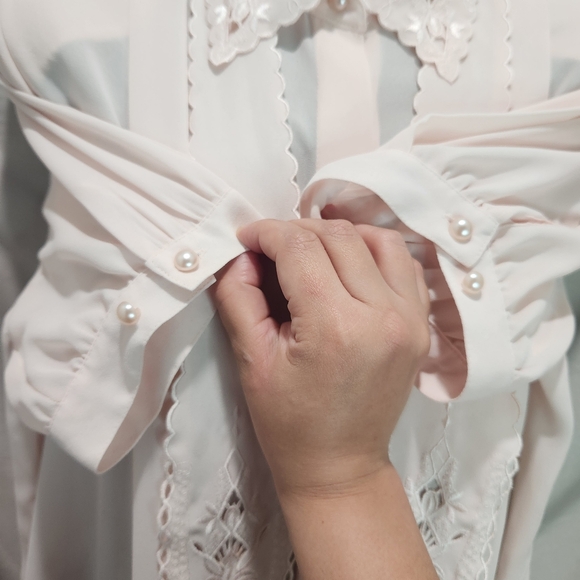 La Blouse Vintage 60s Embroidered Light Pink Button Down Blouse - Picture 4 of 8